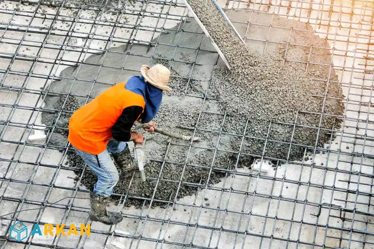 کارگر مرد در حال کار با بتن آماده