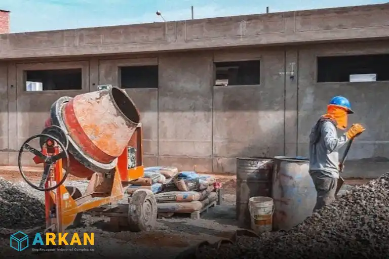 کارگر در حال تولید بتن دستی