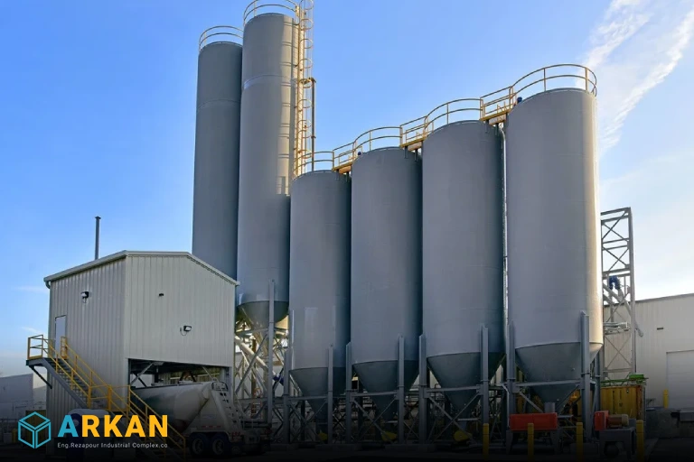 عکس سیلوهای سیمان در کارگاه تولید بتن