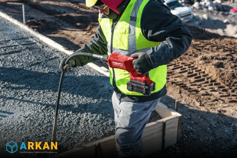 عکس کارگر در حال کار با ویبراتور بتن