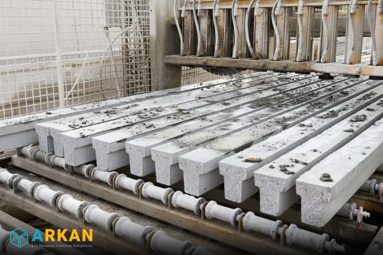 عکس از مرحله نهایی تولید تیرچه پیش تنیده در کارخانه